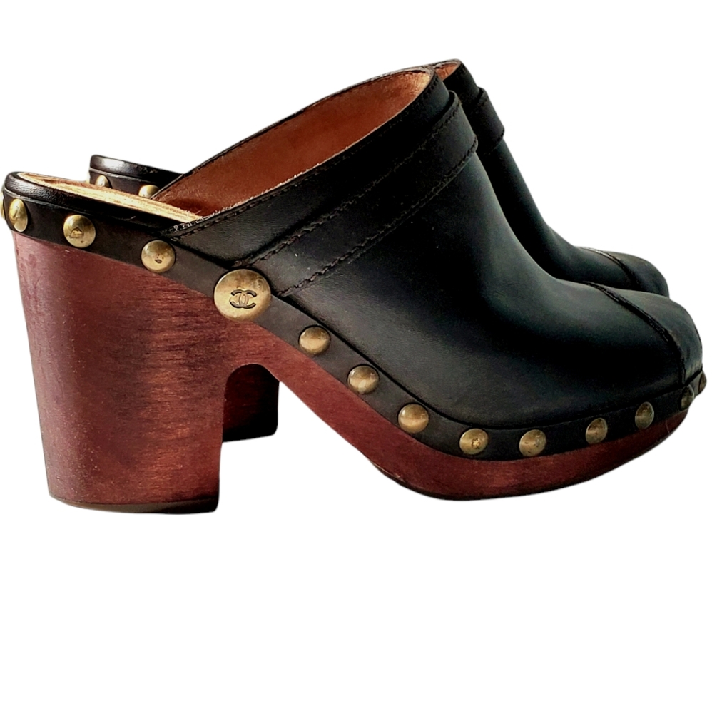 CHANEL CC Logo Vtg. Brown Platform Clogs Brass Accent Flawless On Trend Rare